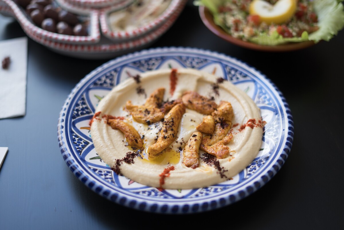 Hasan vysvetľuje, že to, ako hummus chutí, závisí najmä od druhu cíceru.