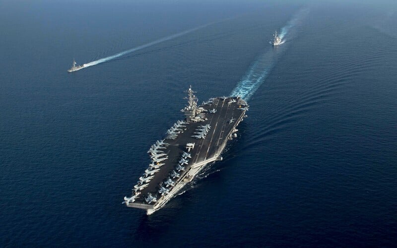Koronavírus je už aj na lietadlovej lodi USS Theodore Roosevelt so 4 000 námormíkmi. Tá kotví na ostrove Guam, tisíce kilometrov od západného pobrežia USA.