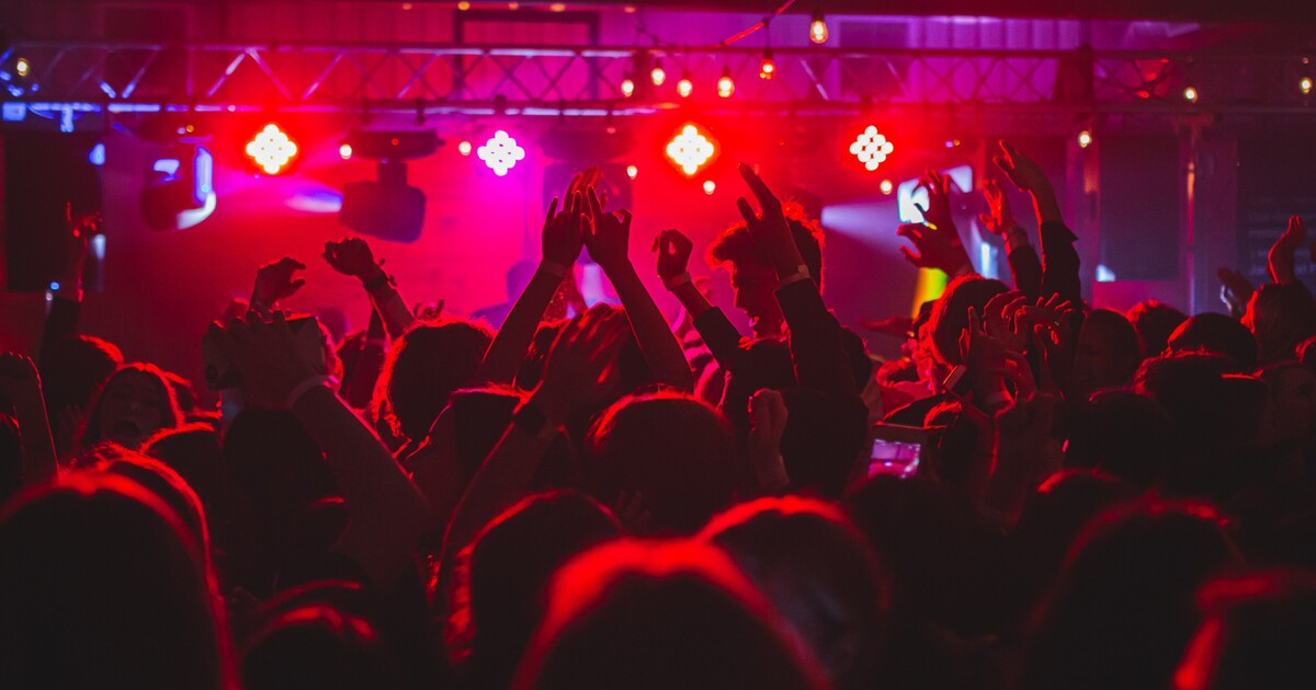 Další brutální útok na Slovensku. Známého komika surově zkopali, protože si mysleli, že je gay