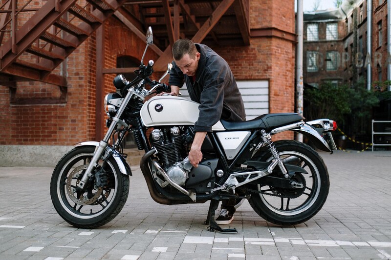 Čo je vodič motocykla povinný urobiť pred každou jazdou?