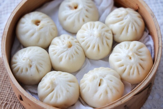 Na menu vidíš tradiční xiao long bao, chow mein nebo tanghulu. Odkud pochází?