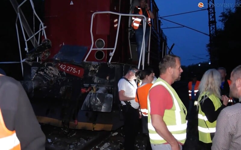 VIDEO: Takto to vyzeralo na mieste vážnej zrážky dvoch vlakov pri Vrútkach, polícia už začala trestné stíhanie.