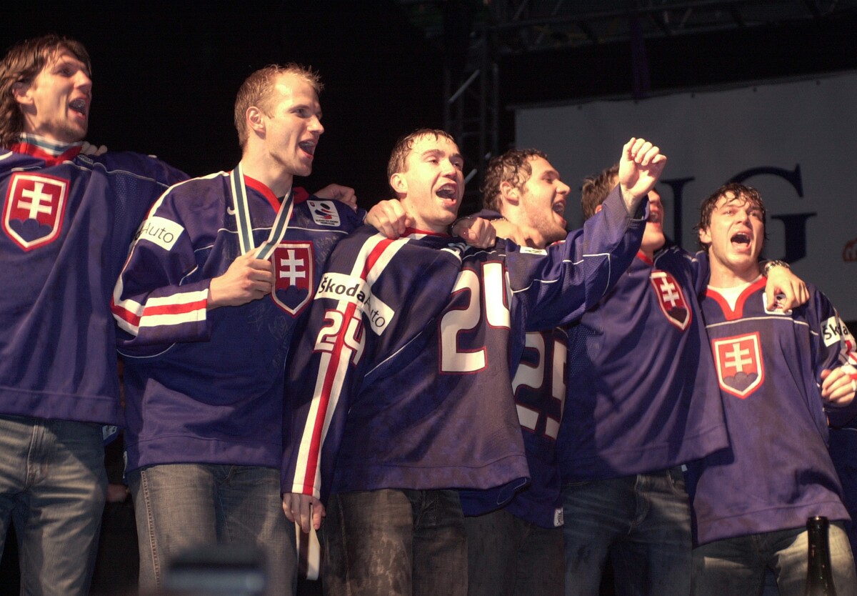 Slovenskí hokejisti po zisku bronzu na MS v roku 2003.
