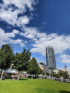 Eurovea Tower se může pochlubit titulem oficiálně prvního mrakodrapu v zemi. Výška budovy dosahuje 168 metrů a najdeme v ní 45 pater. Stavba byla zahájena v roce 2019 a dokončena v roce 2023. Uhodneš, ve kterém evropském městě tato budova stojí?