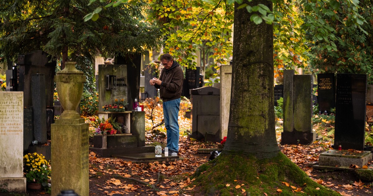 Humans of Olšanský hřbitov. Ptali jsme se lidí, proč sem chodí. Jdu obhlédnout, kde budu bydlet, odpověděli nám