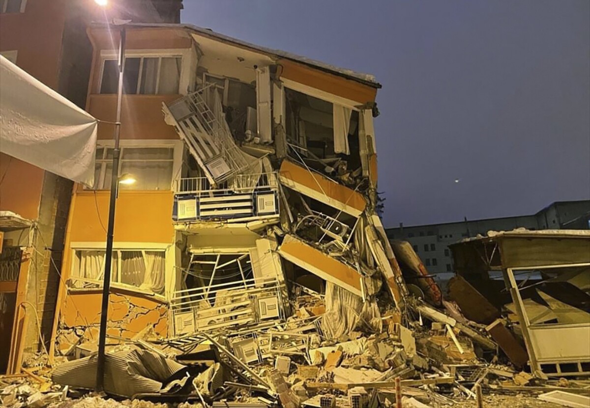 Zemětřesení o síle 7,8 stupně Richterovy škály zasáhlo Turecko a Sýrii v noci z neděle 5. února 2023 na pondělí 6. února 2023. 