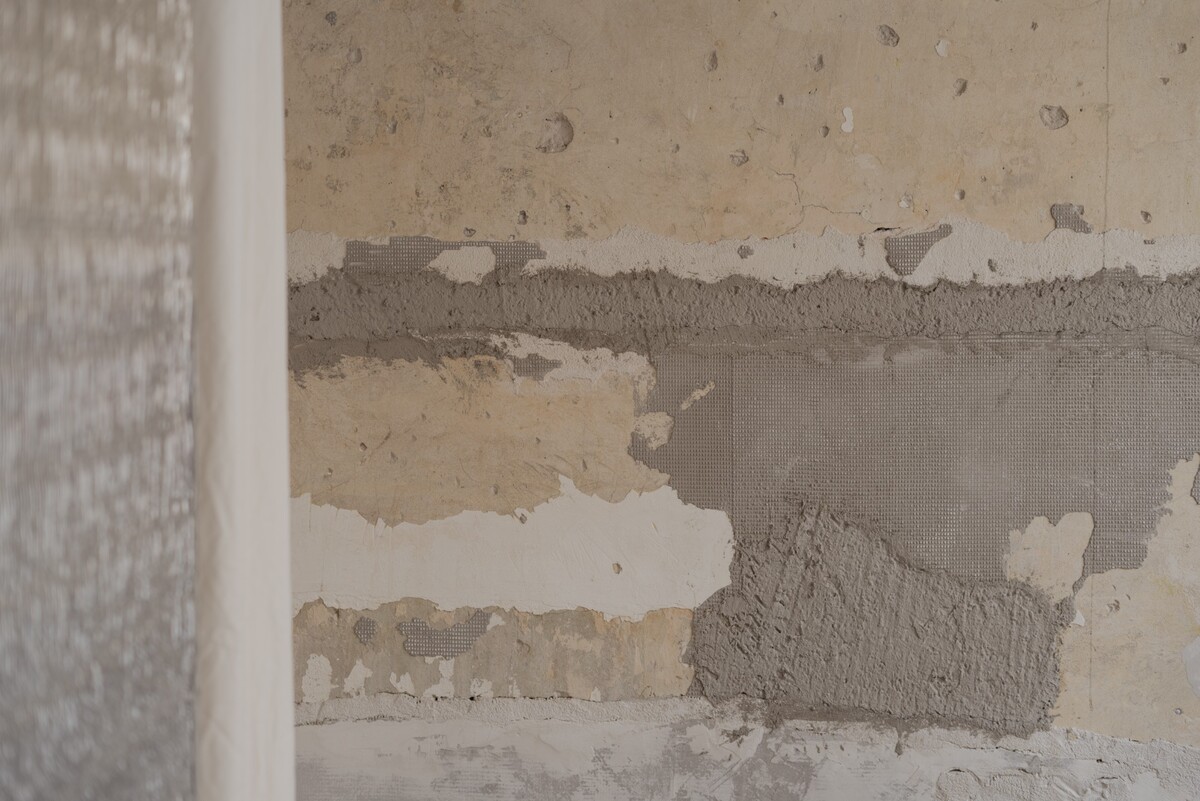 Asi najikonickejším prvkom interiéru je opadávajúca omietka na stene, ktorá pôsobí nedokončene.