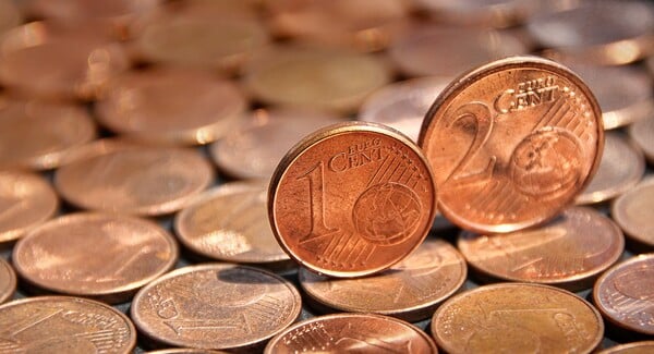 Nejmenší dvě hodnoty euromincí – jeden a dva centy – zatím nezmizely...