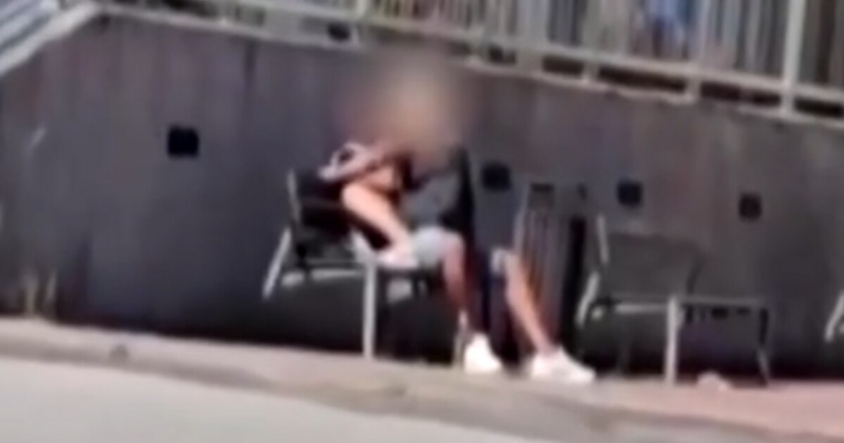 VIDEO: Pár souložil na návsi v obci u Nitry, kolem procházeli školáci. Milenci skončili v rukou policie