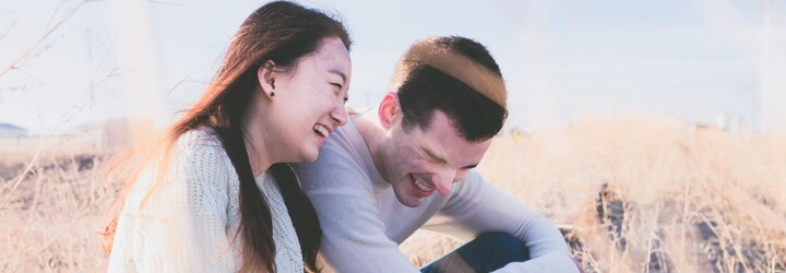 S přáteli se směješ jinak než se svým partnerem, ukazuje nová studie