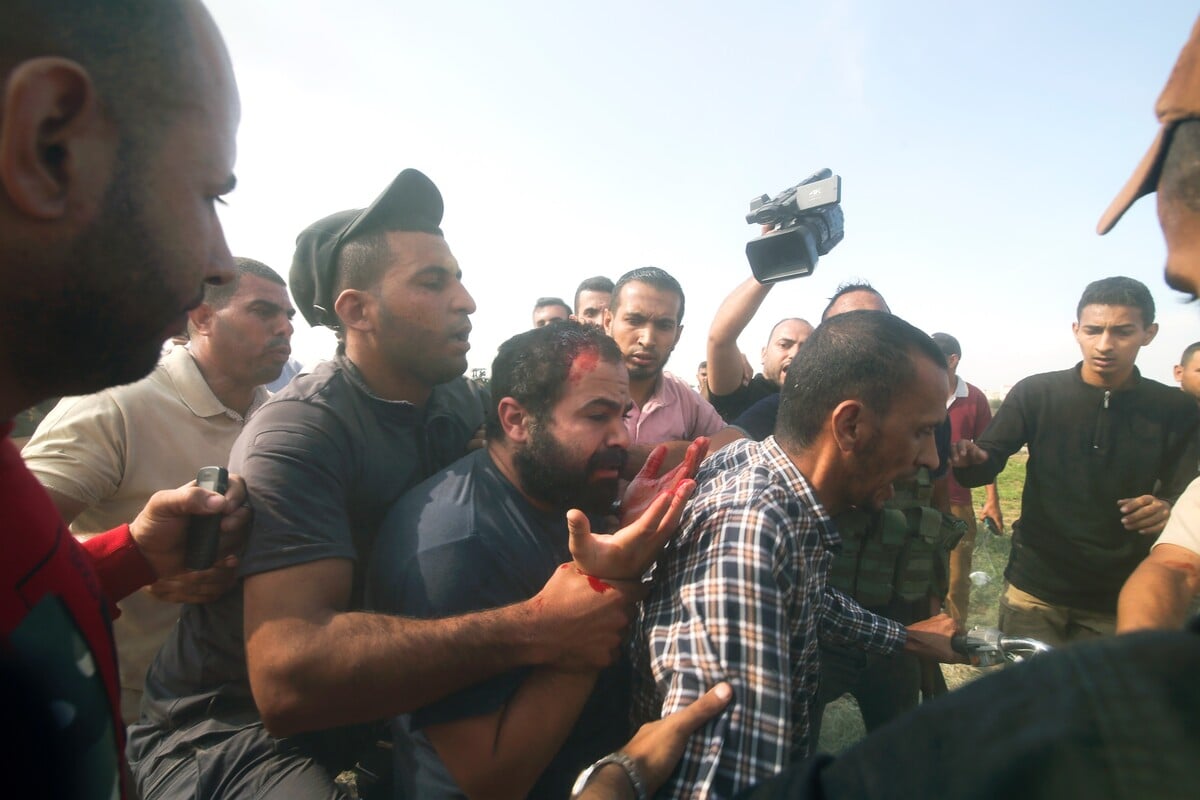 Palestinci transportují zadrženého izraelského civilistu z města Kfar Azza do Pásma Gazy