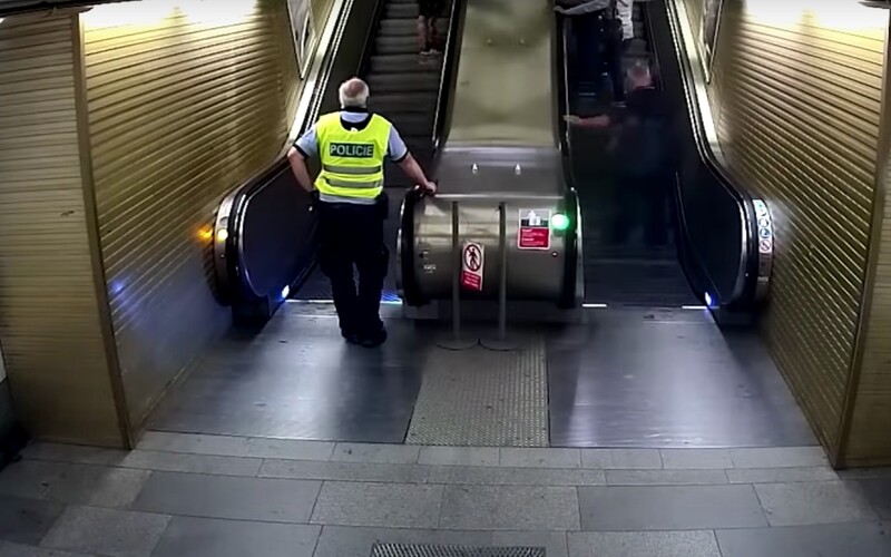 VIDEO: Zloděj se v Praze snažil utéci před policií na eskalátoru v protisměru.