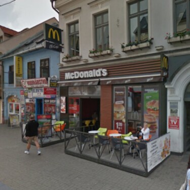 V piatky a soboty počas leta je McDonald's na Obchodnej otvorený až do?
