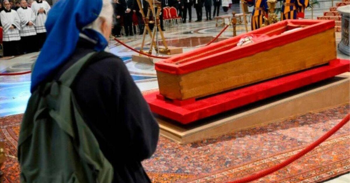 VIDEO: S papežem Františkem se rozloučila i jeho blízká přítelkyně