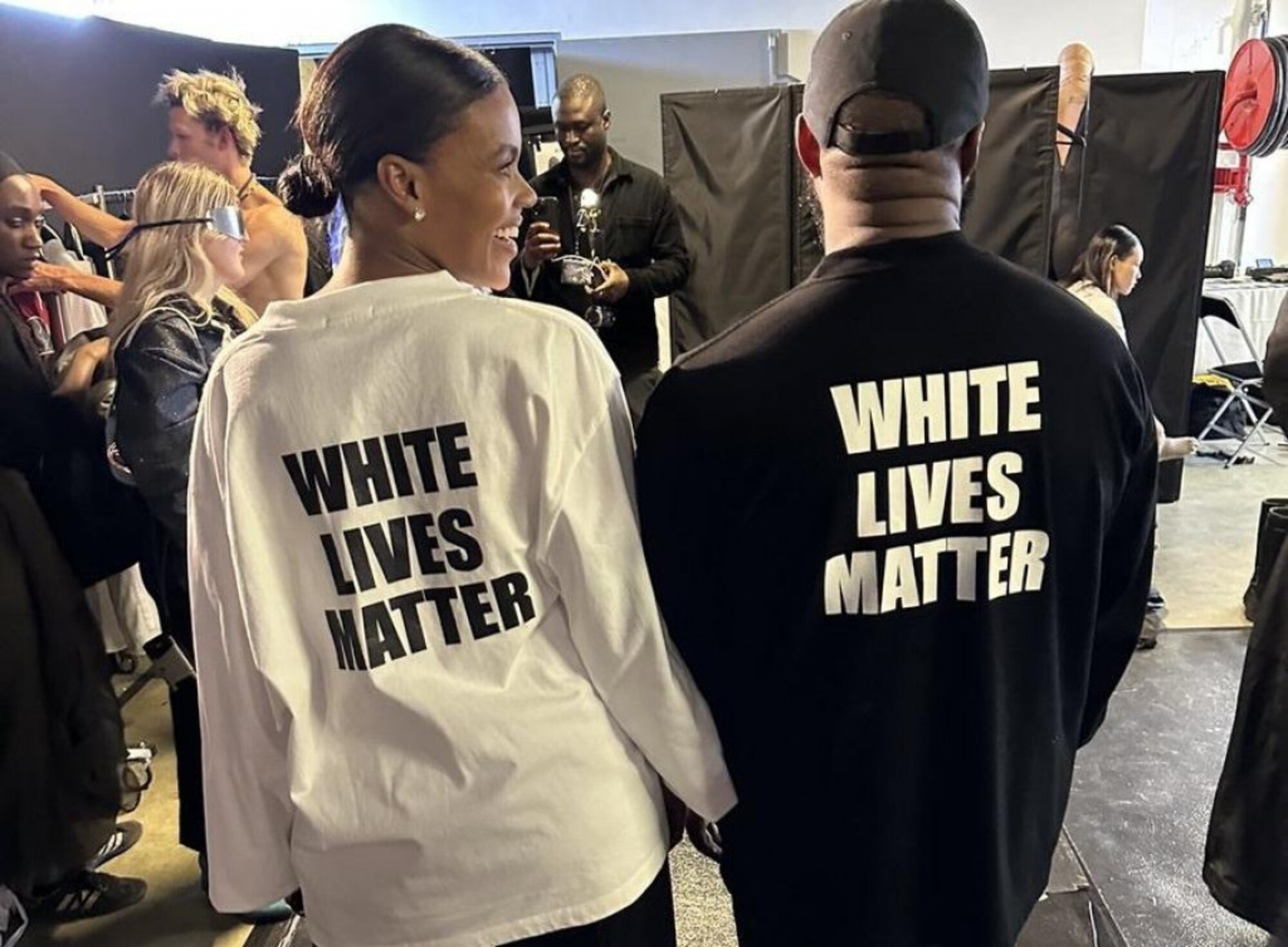 Raper Kanye West vyvolal kontroverziu mikinou s nápisom White Lives Matter, ktorý používajú pravicoví extrémisti hlásajúci nadradenosť bielej rasy. (4. október)