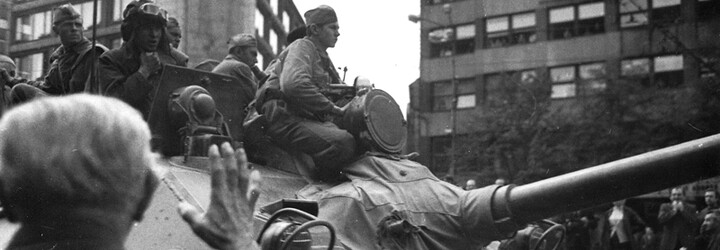 Obrazem: Jak vypadal srpen 1968 v pražských ulicích? Prohlédni si 15 fotografií z invaze vojsk do Československa
