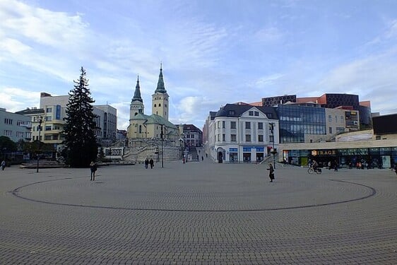 V ktorom meste sa nachádza toto námestie?