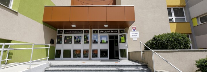 Žiaci dnes idú prvýkrát do škôl po troch mesiacoch. Do lavíc sa vrátia približne dve tretiny detí