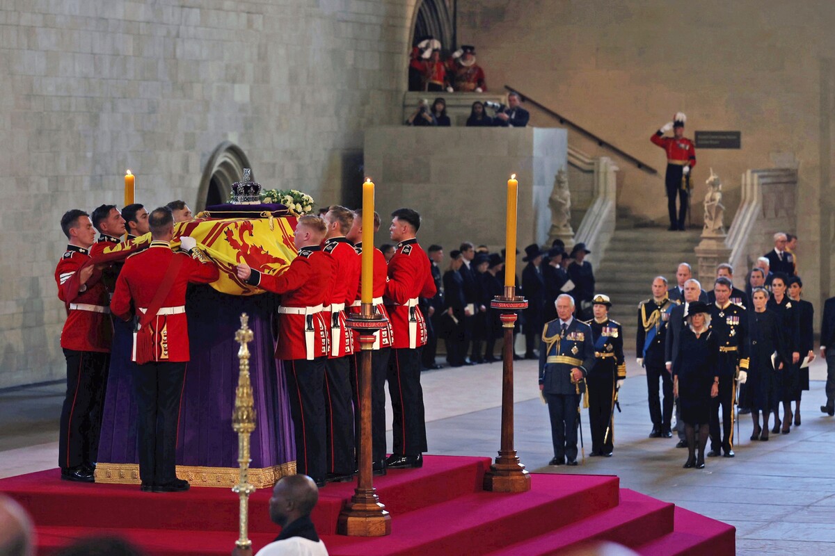 Rakva s telesnými pozostatkami zosnulej britskej kráľovnej Alžbety II. je umiestnená vo Westminster Hall, najstaršej časti Westminsterského paláca v Londýne 14. septembra 2022.