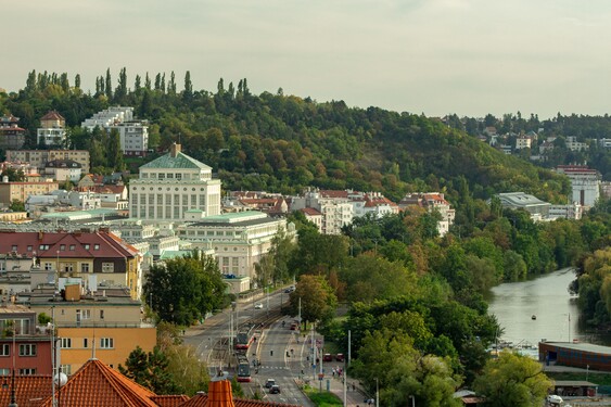 Tuto čtvrť najdeme u Vltavy, v těsném sousedství historického Vyšehradu. Její území tvoří povětšinou rodinné vily, najdeme tu ale také porodnici, slavný plavecký stadion či historickou vodárnu. Katastrální území zahrnuje také Kavčí hory, kde se nachází sídlo České televize. Do čtvrti je zasazena část děje pověsti o Bivojovi. Víš, kterou čtvrť máme na mysli? 