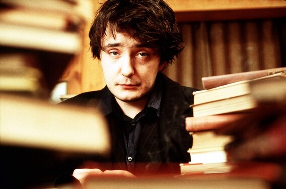 Teď něco trochu těžšího. Jaké víno pil Bernard Black v seriálu Black Books?