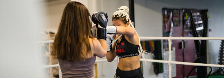 MMA zápasníčka Elina Tauber: Jeden muž ma napadol a chytal ma za prsia. Dala som mu lakeť z otočky a asi som mu zlomila sánku