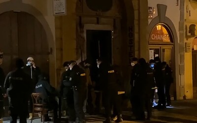 VIDEO: Nelegálnu párty v centre Prahy s desiatkami ľudí zarazili ťažkoodenci. Polícia našla aj drogy.