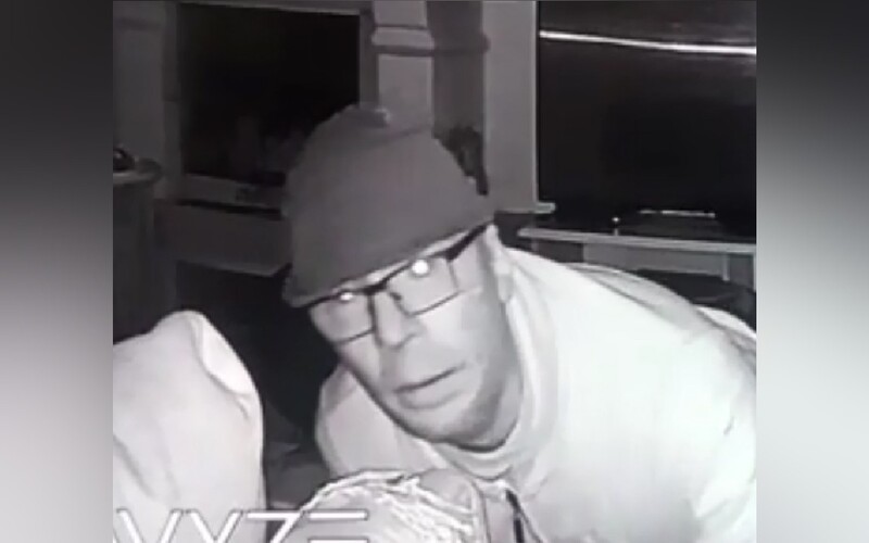 VIDEO: Policisté pátrají po muži, který se vloupal do domů a sledoval spící obyvatele. Seděl i vedle spícího dítěte.