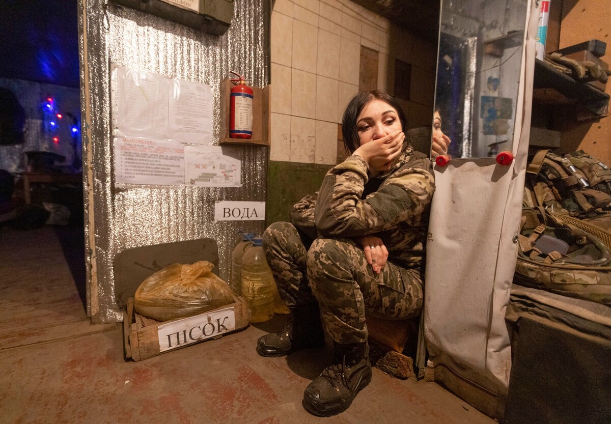 Ukrajinská vojačka oddychuje v blízkosti frontu v Donecku, kde bojujú s proruskými separatistami.
