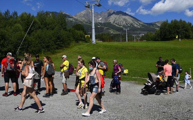 Padol rekord v návštevnosti. Tatry sú plné ako nikdy predtým, najviac ľudí šlo na Popradské pleso.