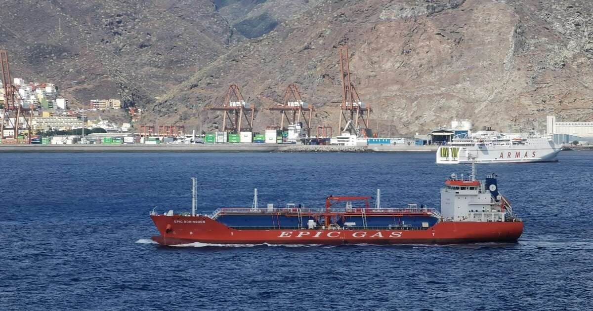 První tankery už proplouvají Hormuzským průlivem. Z Perského zálivu vyplul celý konvoj