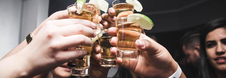 V Česku 93 % dětí vyzkouší alkohol z rukou rodičů ještě před 16. rokem