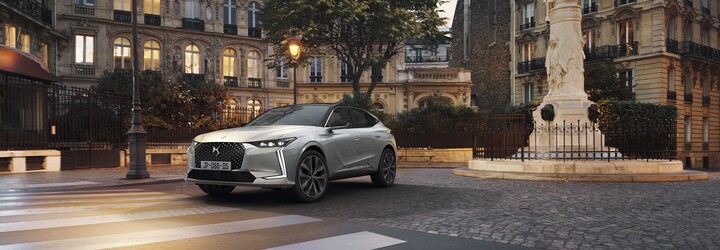Nové DS 4 chce konkurovat Mercedesu. Kromě atraktivních tvarů zaujme netypickou palubovkou