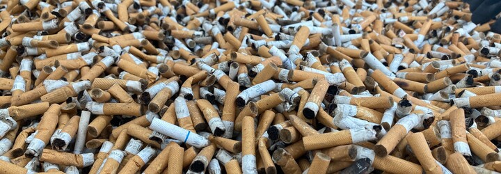 Slovák má vo firme desaťtisíce cigaretových ohorkov a hrozný smrad. Recykluje ich a z jeho produktu vzniká nový asfalt (Reportáž)