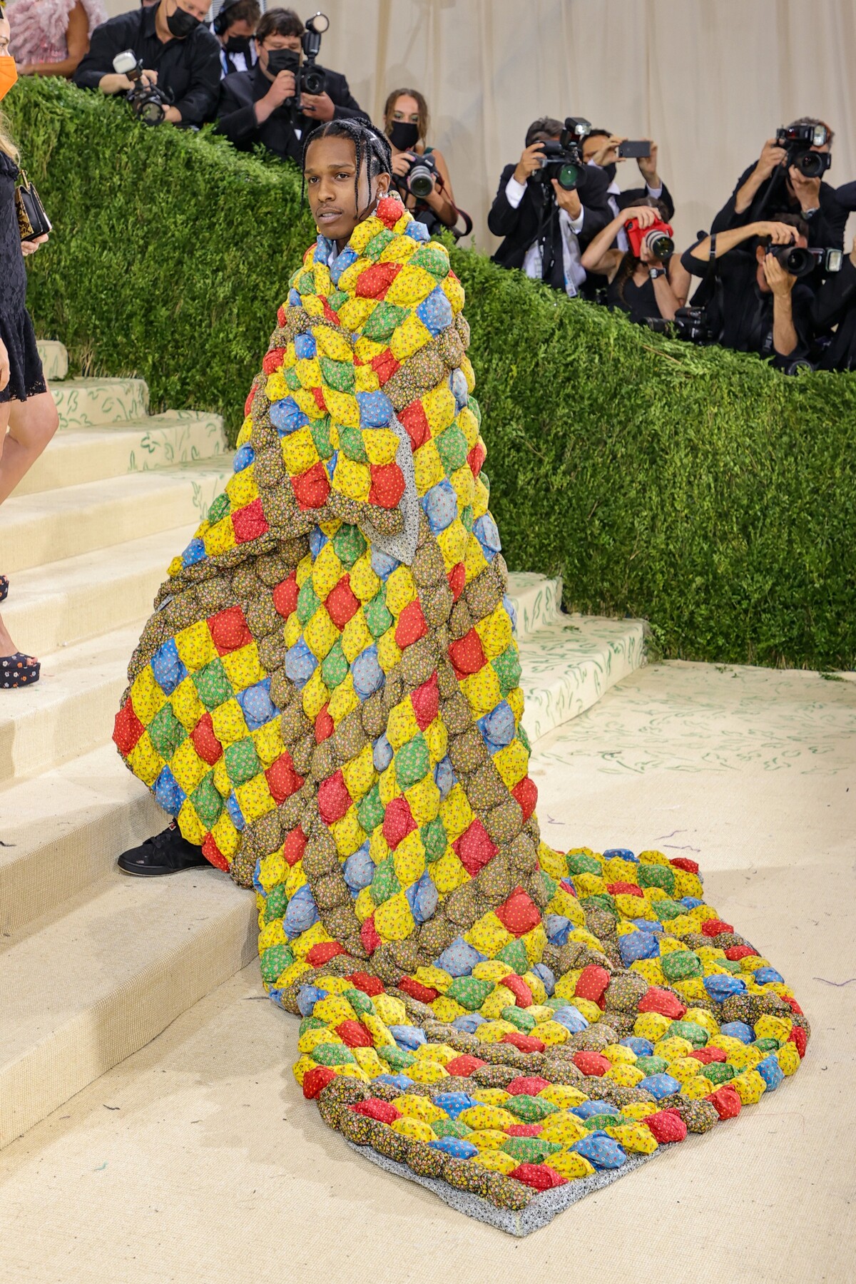 A$AP Rocky zahalený do farebného modelu od značky ERL na Met Gala 2021.