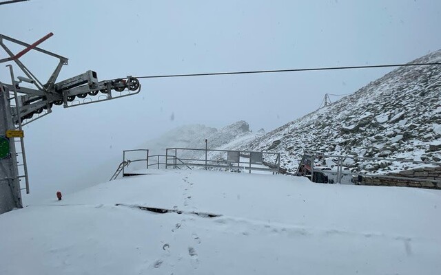 FOTO: Vo Vysokých Tatrách dnes od rána sneží. Slováci sa vytešujú z prvého snehu, vločky padajú pri Poprade aj Kežmarku