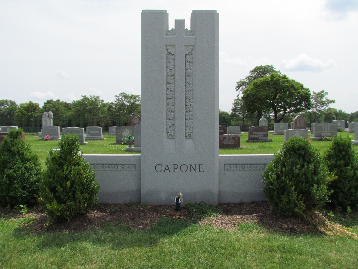 Posledné miesto odpočinku Al Caponeho sa týči nad skromnejšími hrobmi v pozadí.