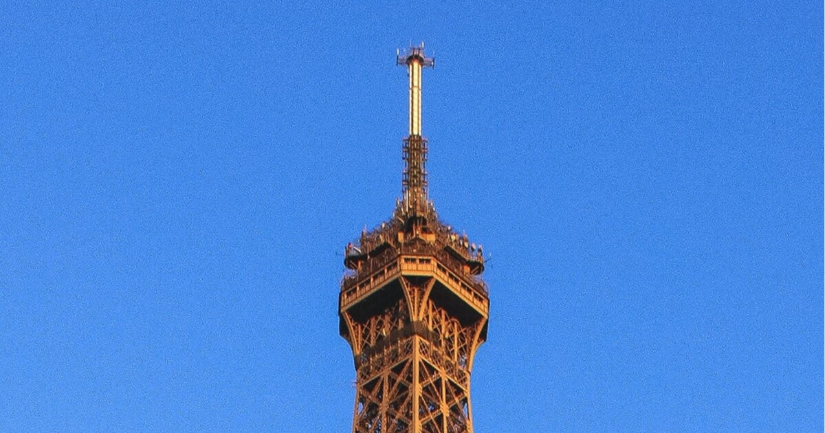 Turistům hrabe. Ikonická evropská památka je letos terčem opilců, falešných hrozeb a nově z ní seskočil parašutista