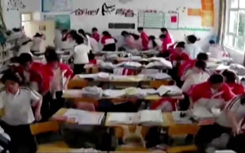 VIDEO: Zemětřesení v Číně zasáhlo školní třídu.
