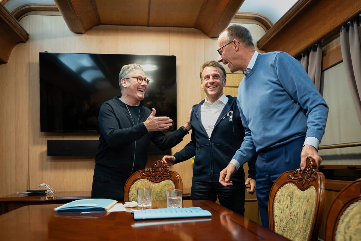 Nemecký kancelár Friedrich Merz (vpravo), francúzsky prezident Emmanuel Macron (uprostred) a britský premiér Keir Starmer počas cesty vlakom do Kyjeva.