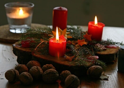 Pre ktorú krajinu je typické, že si ľudia na Vianoce dávajú do okna červenú sviečku?