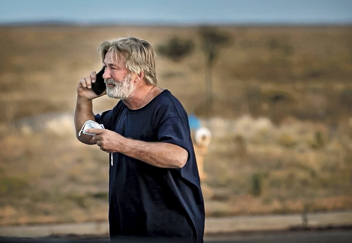 Na snímke americký herec Alec Baldwin telefonuje na parkovisku pred úradom šerifa okresu Santa Fe po tom, čo bol vypočutý v súvislosti so streľbou na nakrúcaní filmu Rust na okraji Santa Fe.