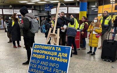 Na vlakových staniciach na Slovensku je chaos, mestá pomaly reagujú a pripravujú infostánky a humanitárnu pomoc pre utečencov.