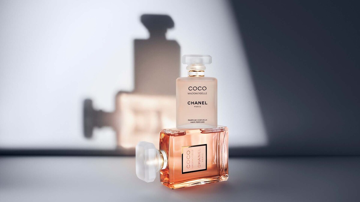 Na trhu s parfumami sa najviac darí dizajnérskym značkám. Kým Chanel a Dior si svoje licencie nechávajú pre seba, mnohé známe značky patria pod svetové kozmetické licenčné spoločnosti.