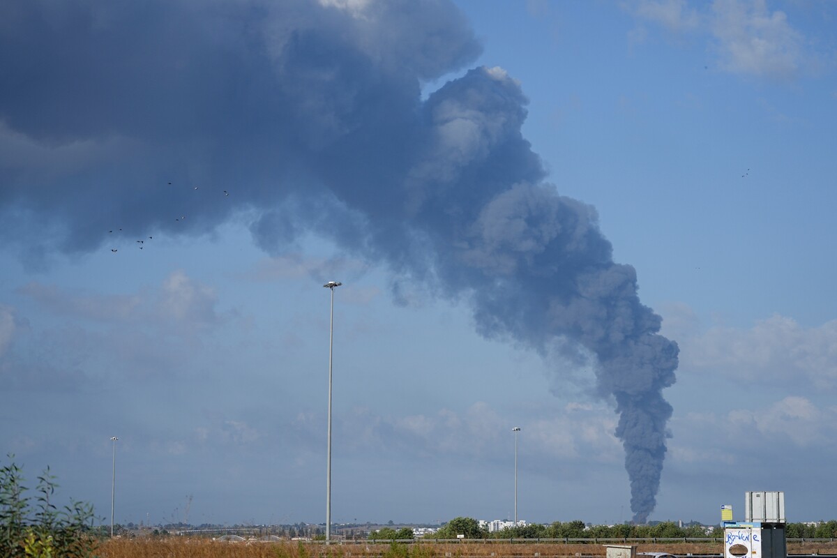 Následky raketového útoku z Pásma Gazy na jihu Izraele.