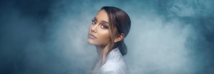 Ariana Grande má hlavu v oblakoch vo videoklipe ku skladbe o úzkosti