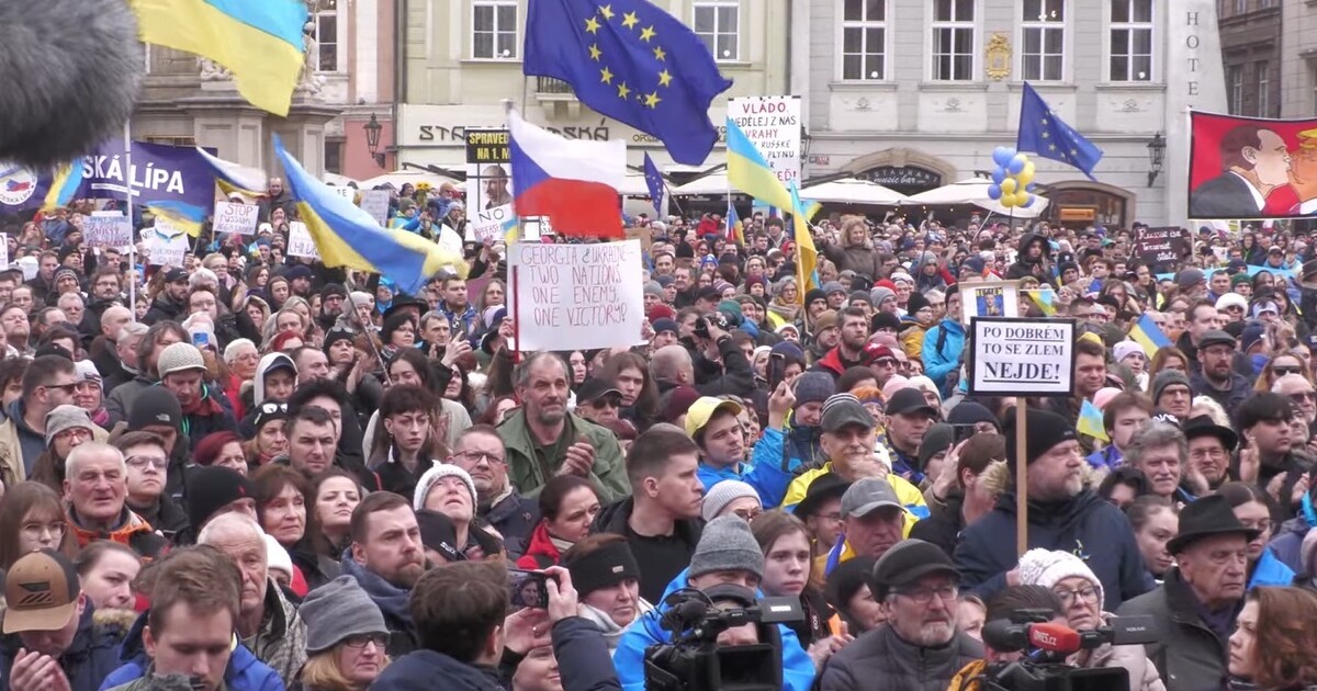 VIDEO: Tisíce lidí si v Praze připomínají tři roky ruské invaze. „Agresor nesmí být odměněn,“ řekl Pavel