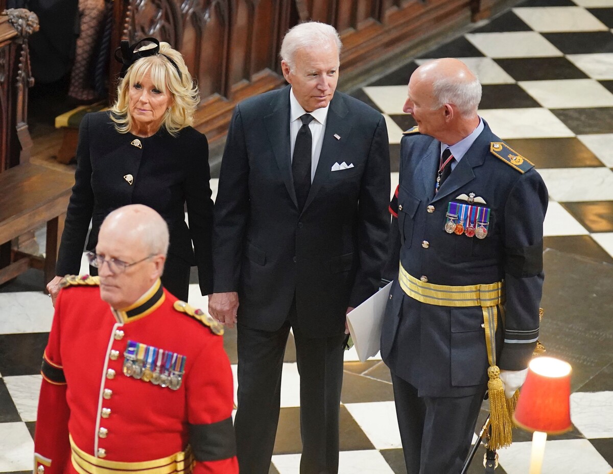 Americký prezident Joe Biden (druhý vpravo) a prvá dáma Spojených štátov Jill Bidenová prichádzajú na štátny pohreb britskej kráľovnej Alžbety II. do Westminsterského opátstva v Londýne v pondelok 19. septembra 2022.