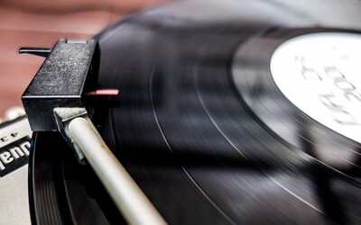 Vinyly sa už predávajú lepšie ako cédečká. Po 30 rokoch sa trend otočil aj na Slovensku