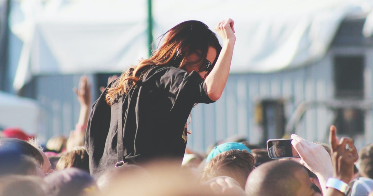 Chaos v šatnách. Lidé se si stěžují, že na festivalu v Brně přišli o věci, organizátoři vydali prohlášení